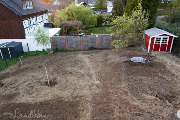 Unser Gartenguckloch im April 2017: Rasen, Magnolie & Gemüsebeete | vom