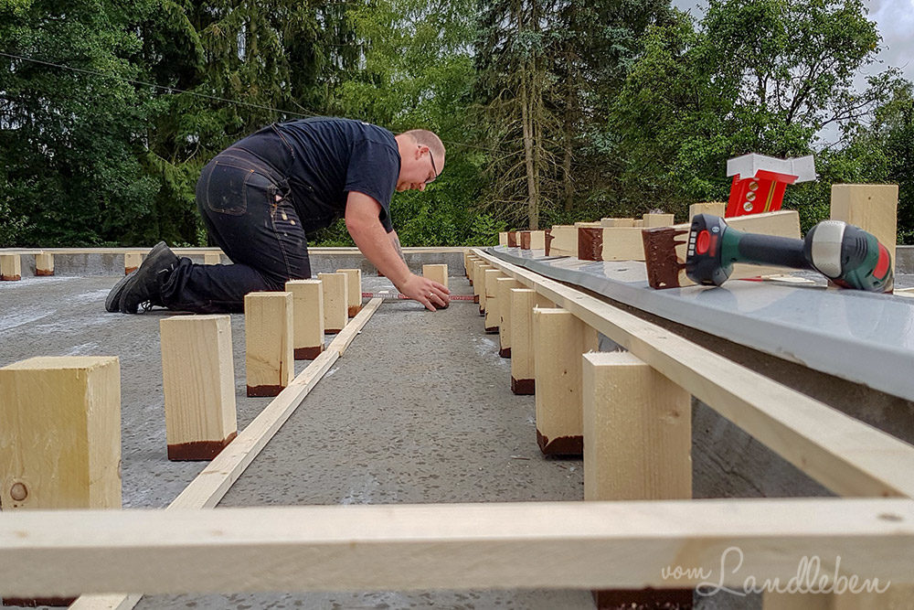 Garage begrünen - unser DIY-Rankgitter entsteht