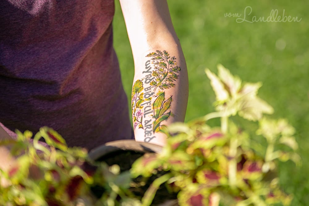 Tattoo mit Wildpflanzen