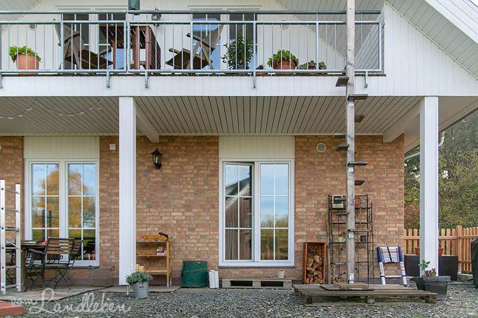 Terrasse mit alter Katzentreppe im November 2018