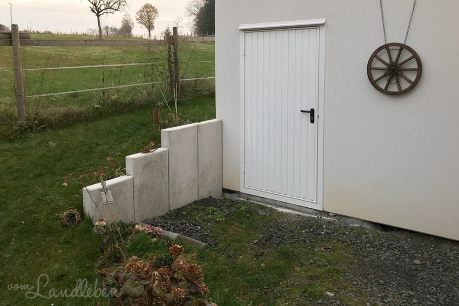 Weg an der Garage vor dem Pflastern