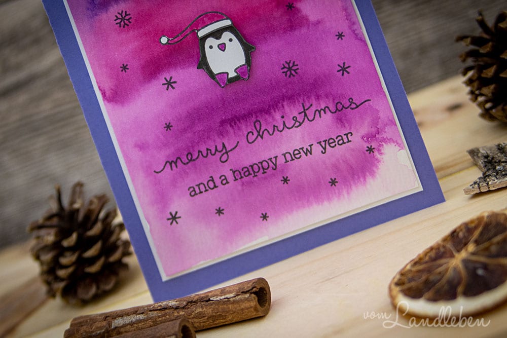 Selbstgebastelte Weihnachtskarte mit Pinguin