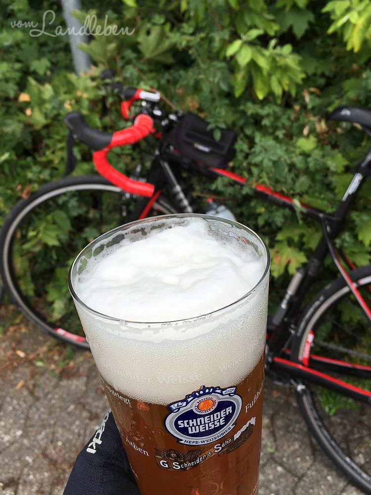 Wohlverdientes Bier nach der RTF Siegburg 2015